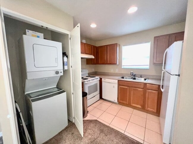 Building Photo - MOVE IN NOW-Water & electricity included 1x1 above garage apartment!! Full kitchen & bathroom!! W...