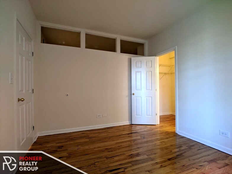 Building Photo - 912 W Dakin St