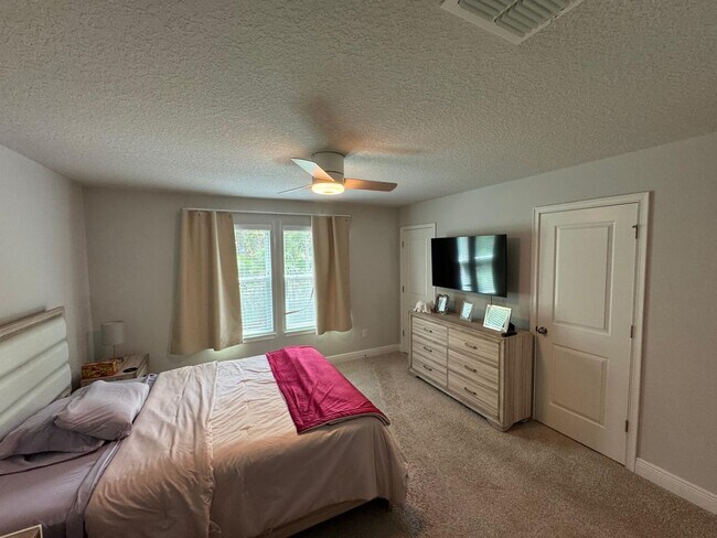 Building Photo - Beautifully maintained 3-bedroom, 2.5-bath townhome