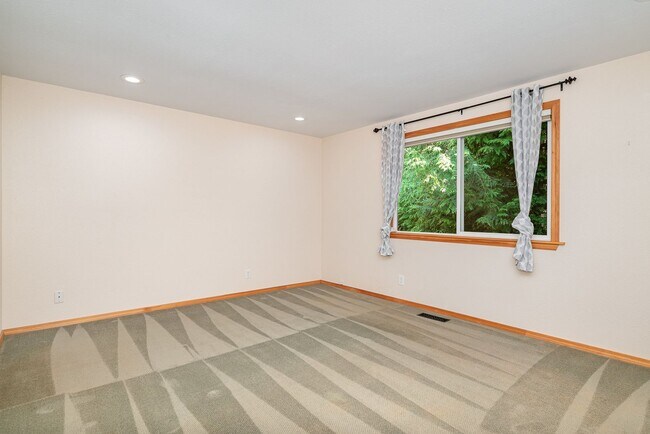 Building Photo - 5 Bed 3 Bath home In Bellevue Available Now