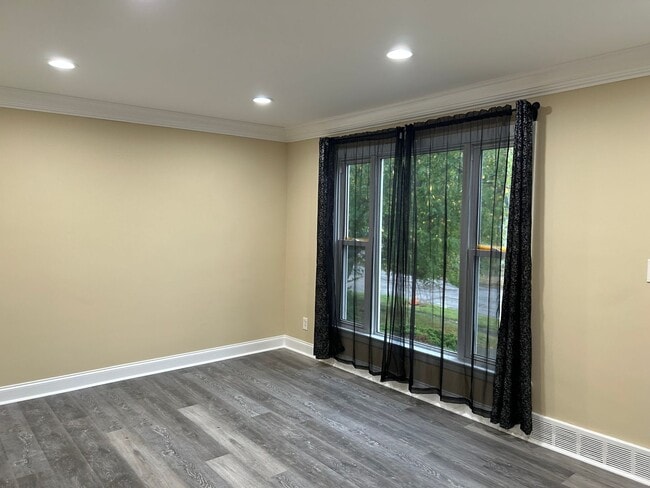 Building Photo - 3 Bedroom 1 bath home for lease in Maple H...