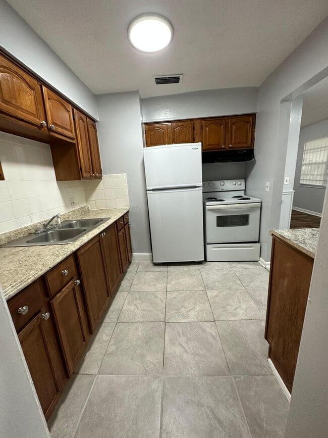 Building Photo - Fully Renovated 3/2 Available for Immediat...