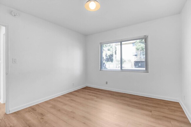 Building Photo - 1545 North Laurel