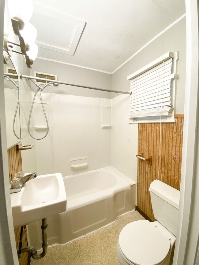 Building Photo - One Plus Bedroom House For Rent!