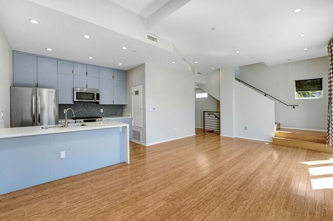 Building Photo - Your Perfect 3/2.5 Los Angeles Home Available Now!