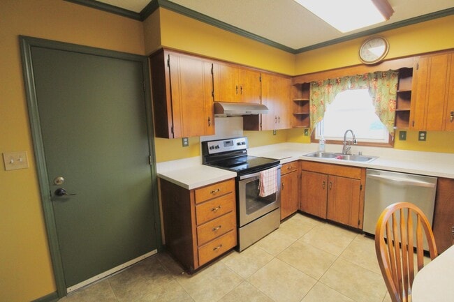 Building Photo - For Rent: Spacious Ranch-Style Home with S...