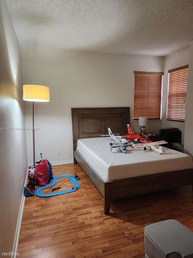 Building Photo - 2 br, 2.5 bath Townhome - 1050 Sorrento Dr...