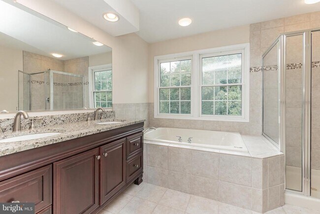 Building Photo - 13907 Willow Tree Dr
