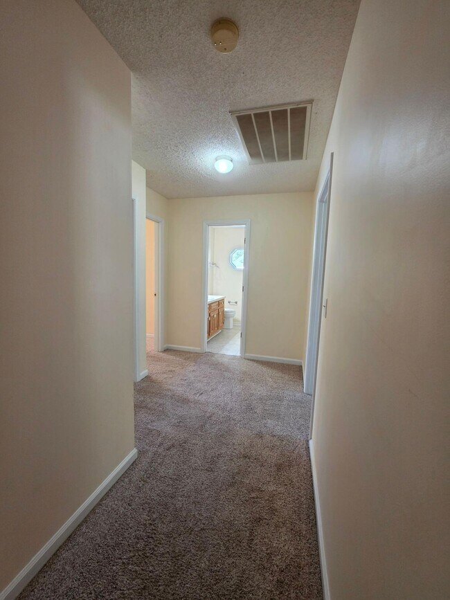 Building Photo - 450 Derek Dr