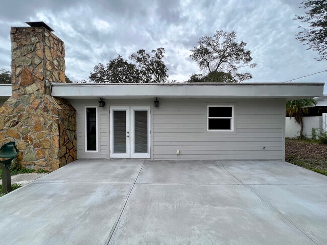 Building Photo - 1858 Oak Park Dr S