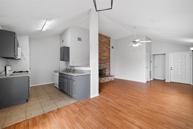 Building Photo - 5205 Beaverbrook Dr