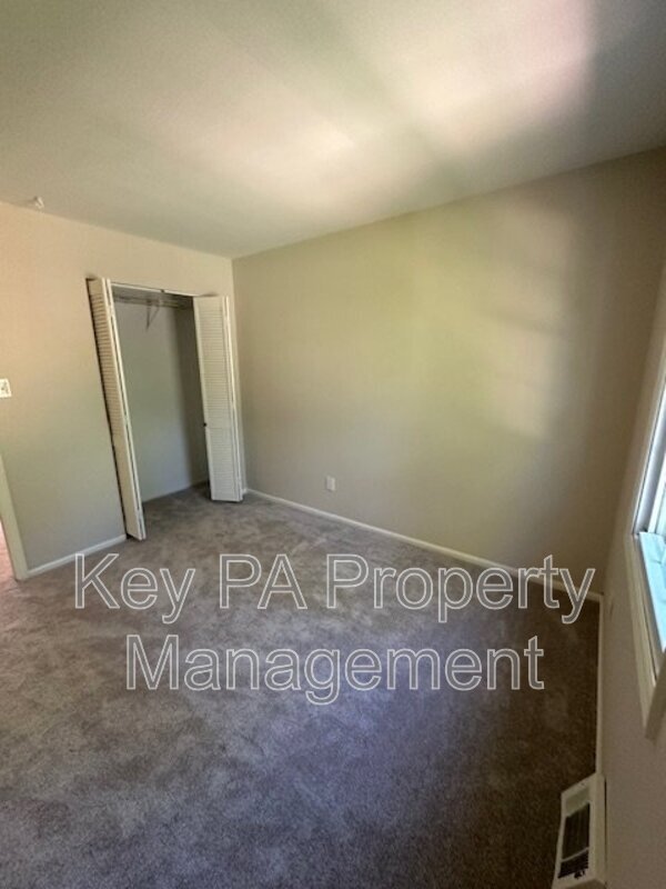 Building Photo - 517 S Coventry Ln