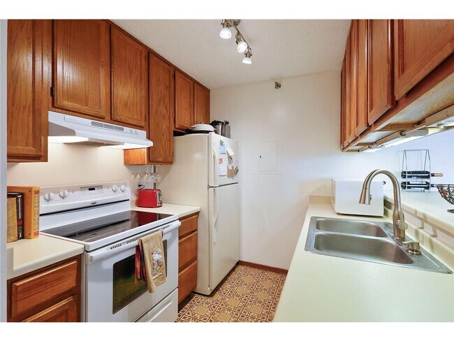 Building Photo - 433 S 7th St