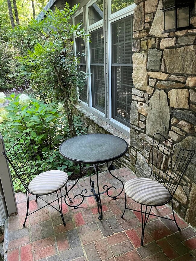 Building Photo - 487 Riverwood Dr