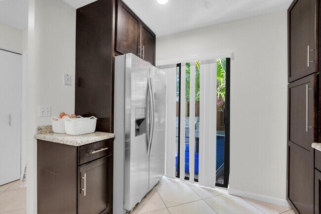 Building Photo - 7690 Lago Del Mar Dr
