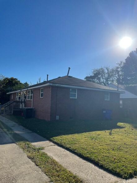 Building Photo - 337 Woodview Ave