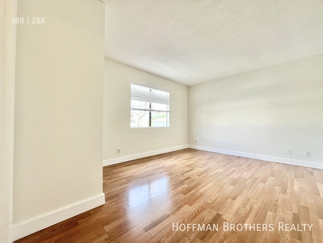 Building Photo - 5917 Woodman Ave