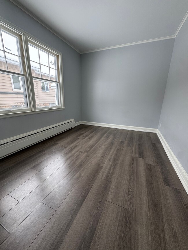 Building Photo - 804 6th Ave S