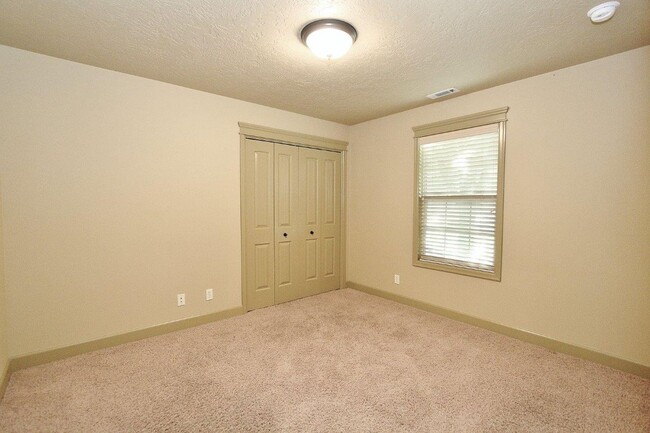 Building Photo - Immaculate Single-Level Townhouse