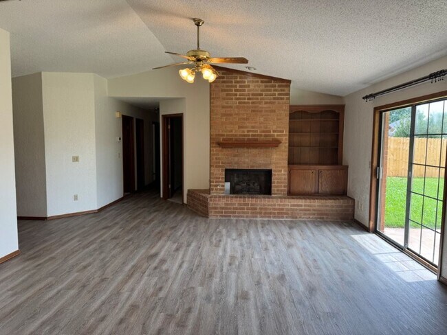 Building Photo - 3 bed 2 bath, 2 car, NEW LVP! Moore School...