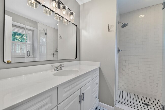 Building Photo - 723 Forest Ridge Dr