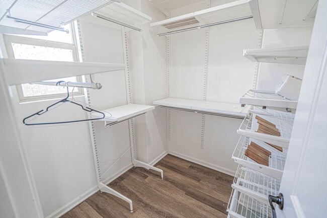 Building Photo - Unique 4-Bedroom, 3-story Live/Work Townhouse in the lushly landscaped Villa Metro Community!