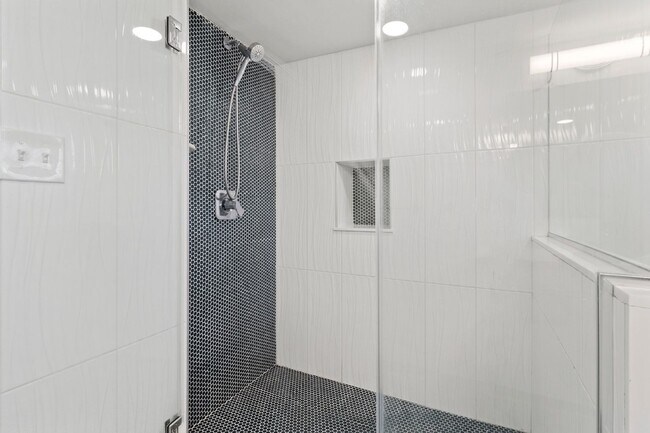 Building Photo - 3 bed 3bath