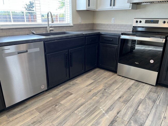 Building Photo - Updated 3 bedroom 1.5 bath duplex!