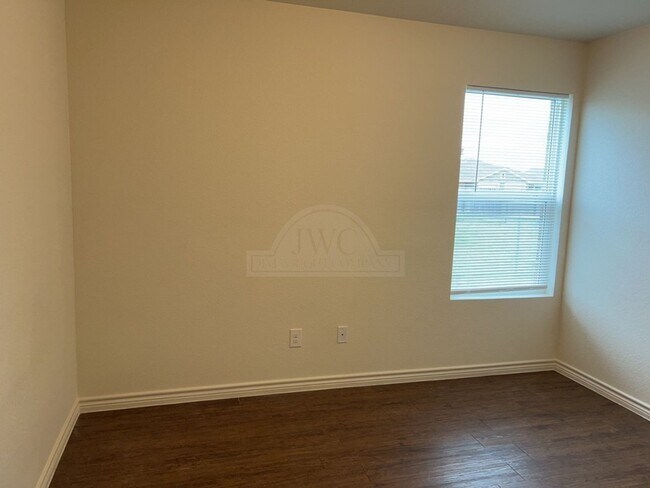 Building Photo - 1500 Justin Lp