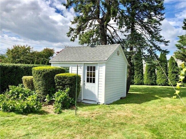 Building Photo - 673 Aquidneck Ave