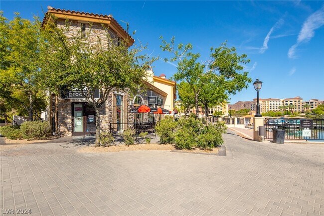 Building Photo - 30 Strada Di Villaggio