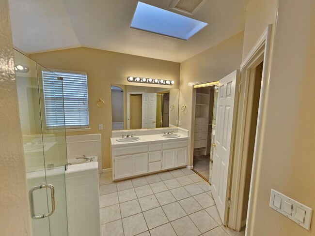 Building Photo - Charming 4 Bed 3 Bath Townhome near Santan...