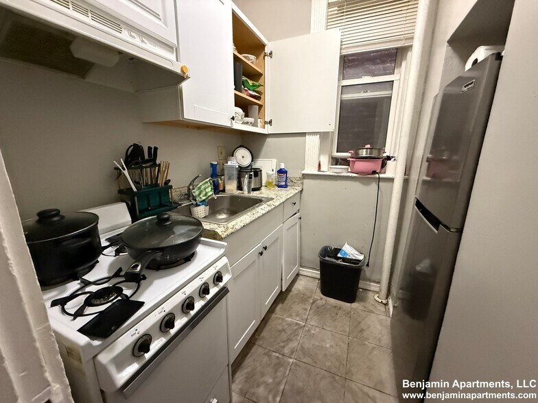 Building Photo - 463 Park Dr