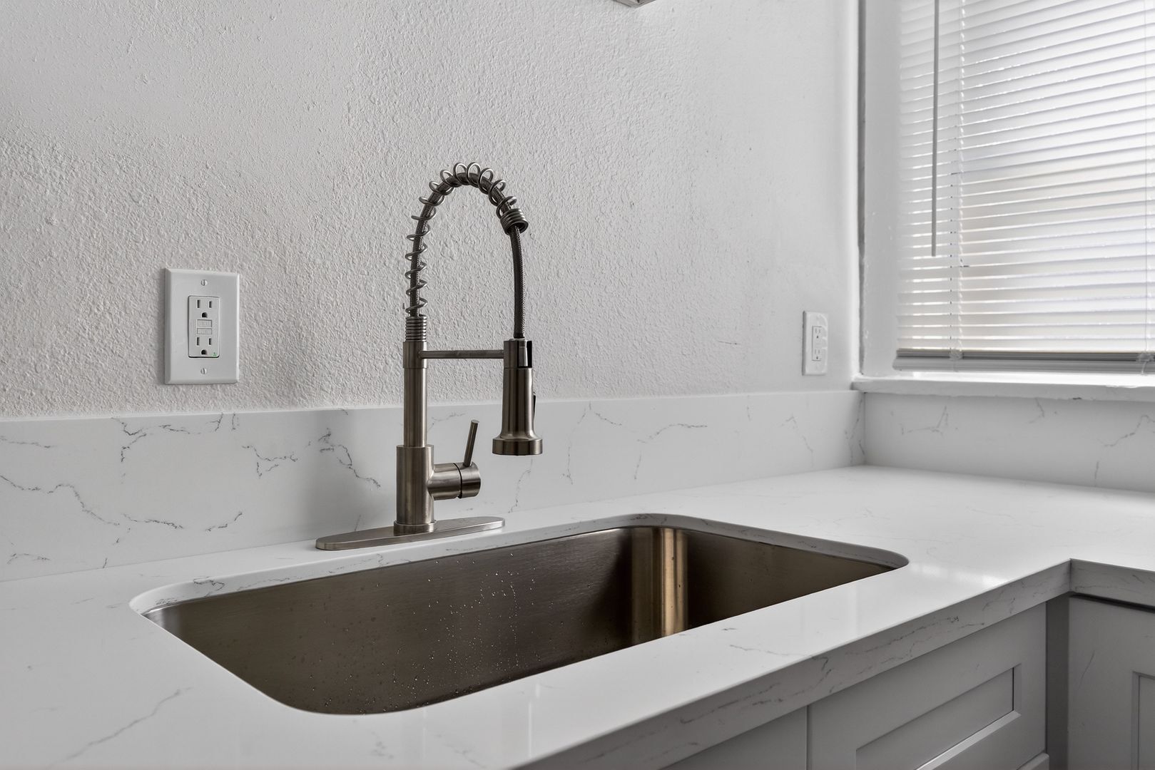 Building Photo - 915 Cherry Ave