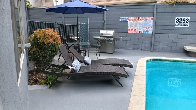 POOL LOUNGE/GRILL AREA - 3293 Cahuenga Blvd W