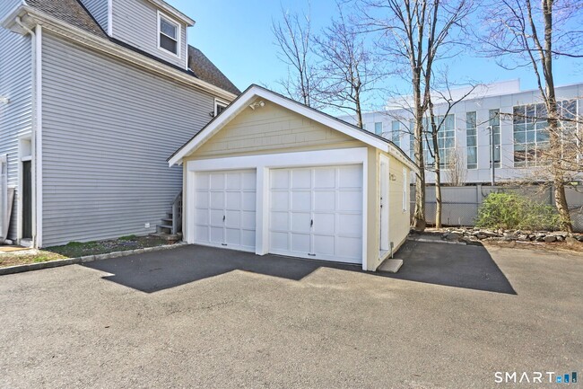 Building Photo - 1872 Bedford St