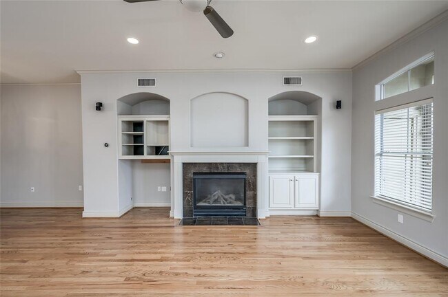 Building Photo - 315 Sandman St