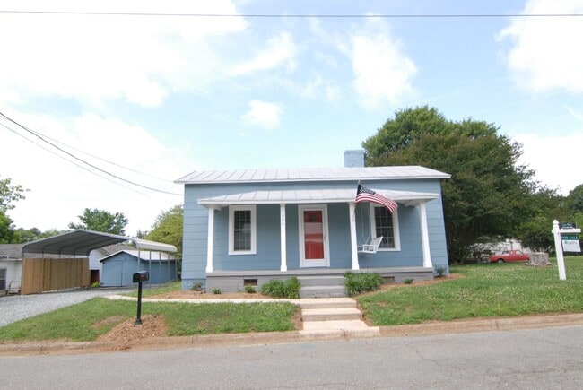 Building Photo - APPLICATIONS PENDING! Charming blue renova...