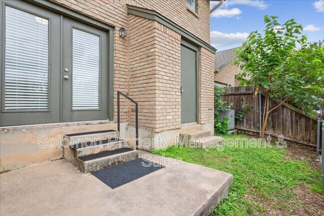 Building Photo - 1015 E Yager Ln