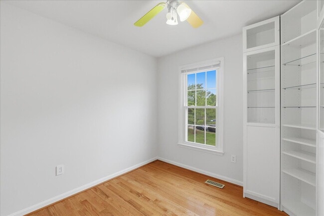 Building Photo - Welcome home to this beautifully updated and move-in-ready 3-bedroom, 3.5-bath townhouse