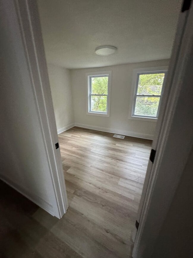 Building Photo - 4 bed 2 bath House