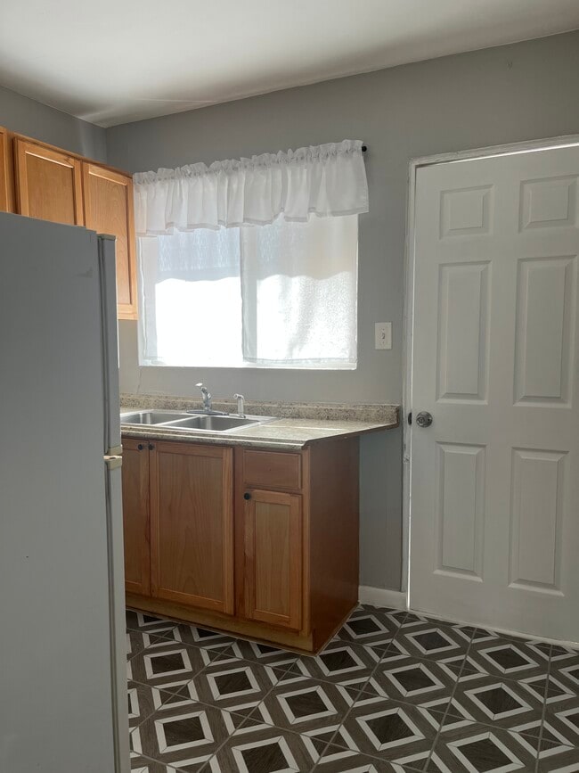 Building Photo - 8170 Valley View Dr