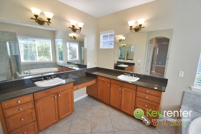 Building Photo - Beautiful 4 Bedroom Windemere Home on Corner Lot