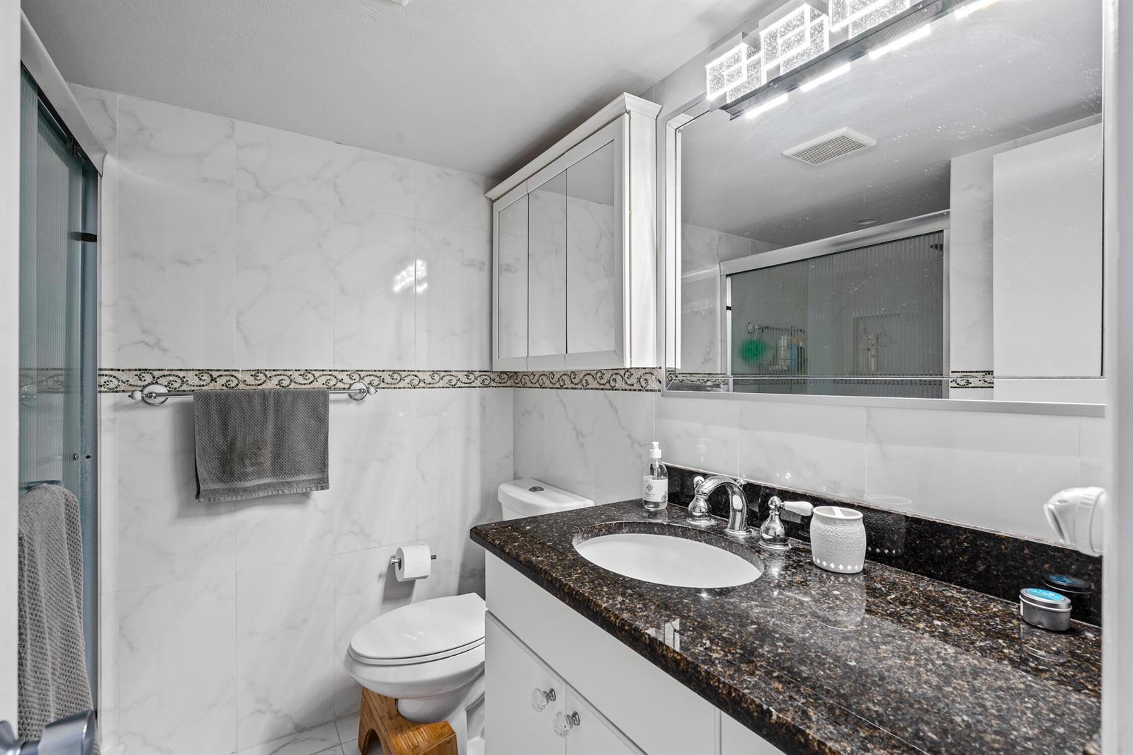 Building Photo - 231 E Lantana