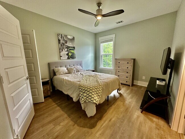 Building Photo - Beautiful Four Bedroom Fully Furnished Home Located in The Walk!