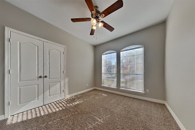 Building Photo - 2815 Lockeridge Oaks Dr