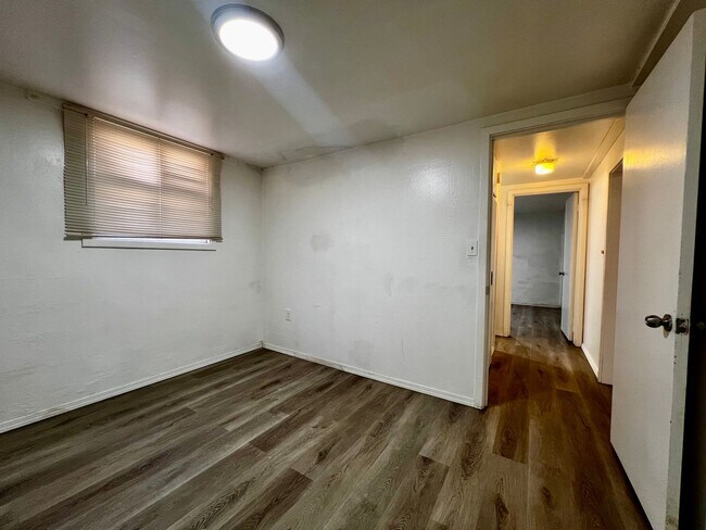 Building Photo - 706 S 5th Ave