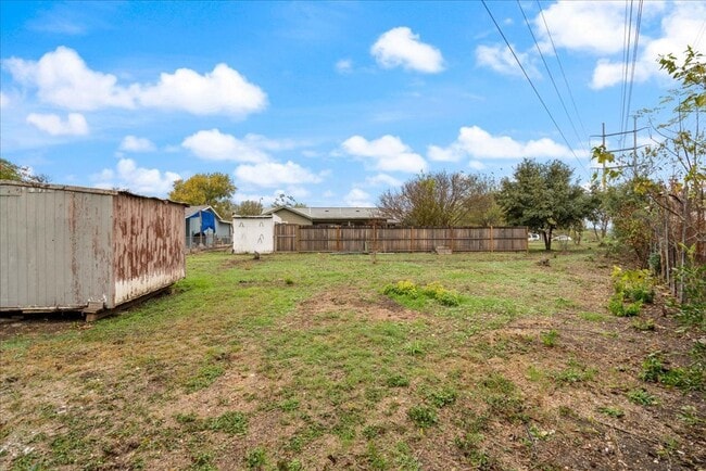 Building Photo - Amazing lot, this 2 bedroom home is updated and move in ready! A must see!