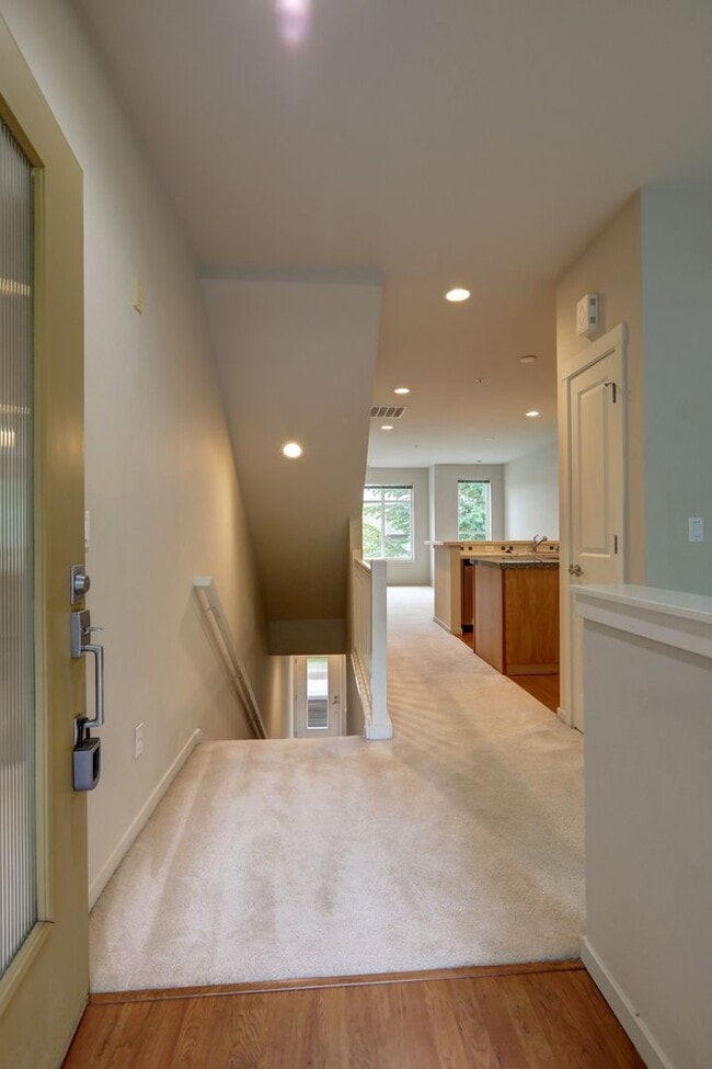 Building Photo - Lovely 2BR 1.75BA Issaquah Town Home, Perf...
