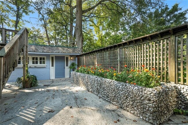 Building Photo - 2378 Glenwood Dr NE